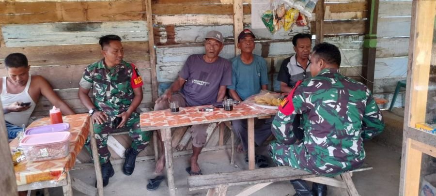 Babinsa Koramil 05/Peranap Komsos dengan Warga di Warung Desa Serai Wangi