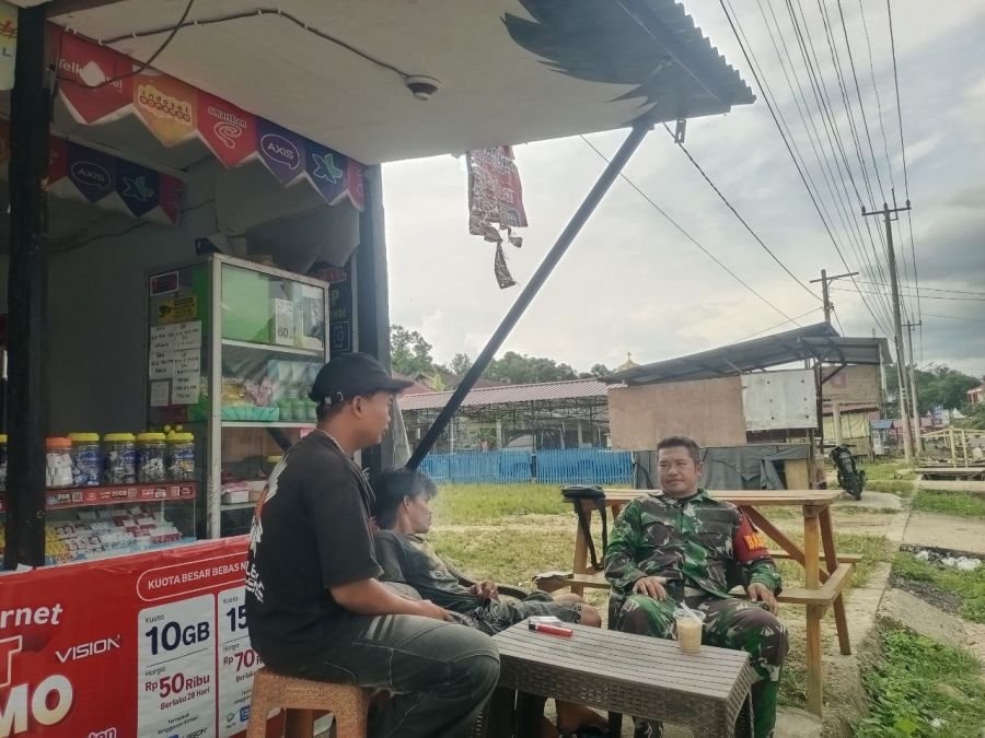Babinsa Koramil 05/Peranap Pererat Silaturahmi Lewat Komsos di Warung Desa Serai Wangi