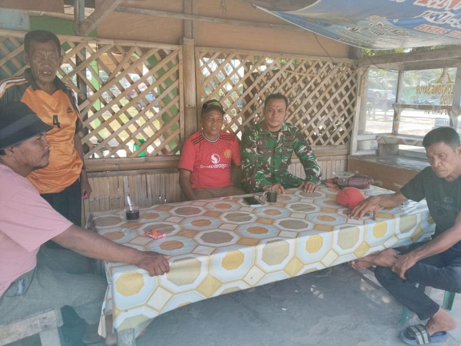 Babinsa Koramil 05/Peranap Pererat Silaturahmi dengan Warga Lewat Komsos di Warung Kopi