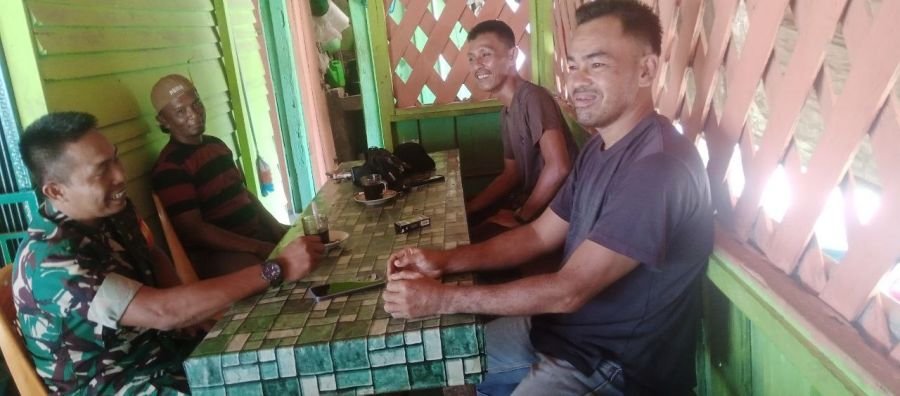 Babinsa Koramil 05/Peranap Pererat Silaturahmi dengan Warga Melalui Komsos di Kelurahan Peranap