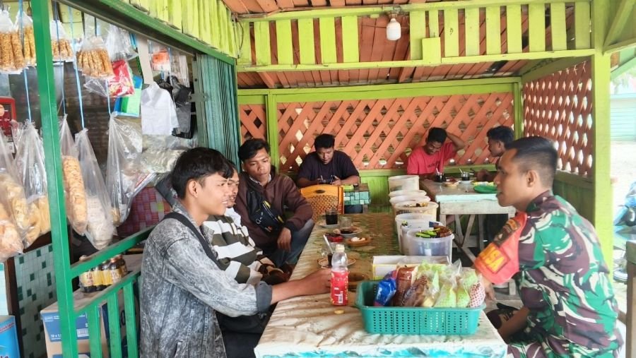 Babinsa Koramil 05/Peranap Pererat Silaturahmi dengan Warga Lewat Komsos