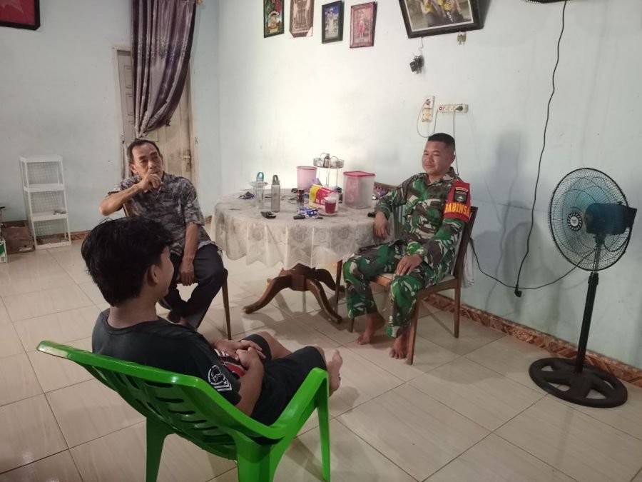 Babinsa Koramil 05/Peranap Sertu Reno Artdianto Gelar Komsos di Desa Serai Wangi