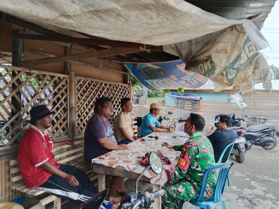 Babinsa Koramil 05/Peranap Tingkatkan Silaturahmi Melalui Komsos Bersama Warga