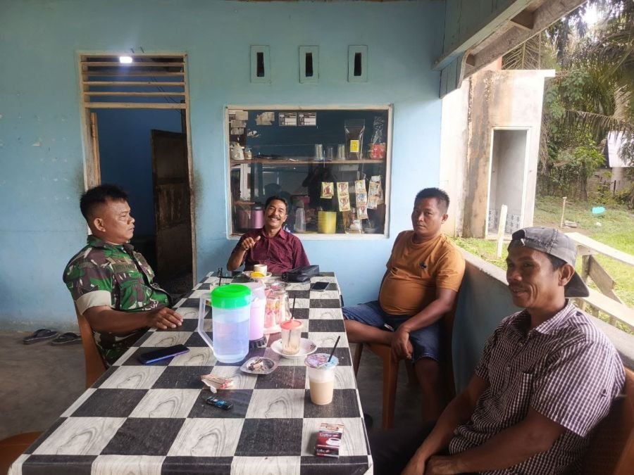 Babinsa Koramil 05/Peranap Tingkatkan Silaturahmi Melalui Komsos Bersama Warga
