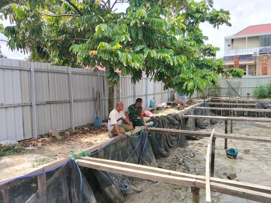 Babinsa Koramil 05/Sail Dampingi Budidaya Lele Warga, Wujud Kepedulian terhadap Ketahanan Pangan