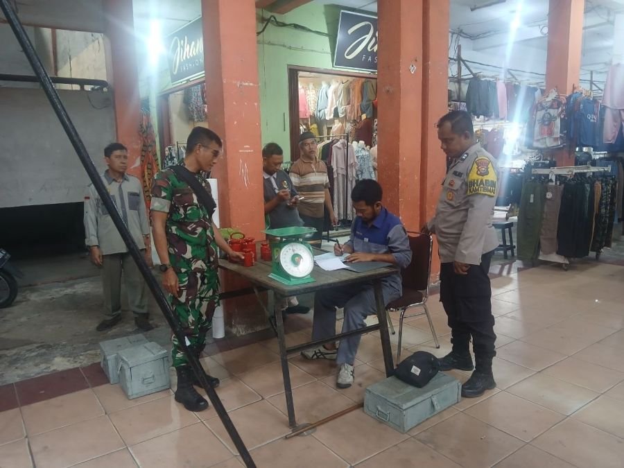 Babinsa Koramil 05/Sail Dampingi Uji Tera Timbangan Pedagang di Pasar Sail
