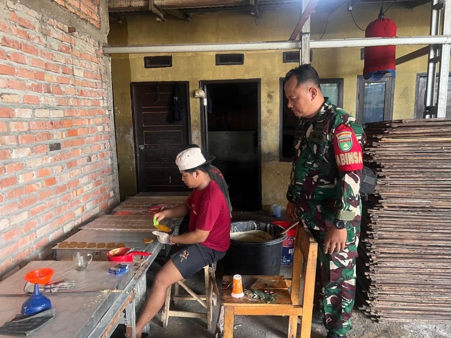 Babinsa Koramil 05/Sail Dukung Pengembangan UMKM Kerupuk di Pematang Kapau