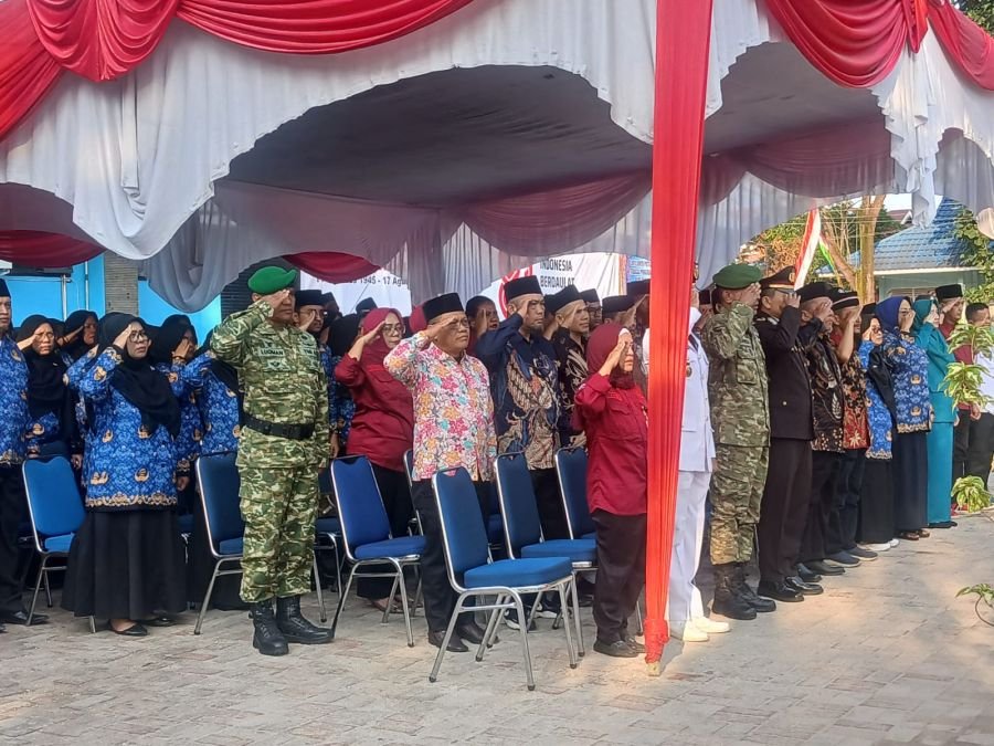 Babinsa Koramil 05/Sail Hadiri Upacara HUT RI ke-81 di SMAN 8 Pekanbaru
