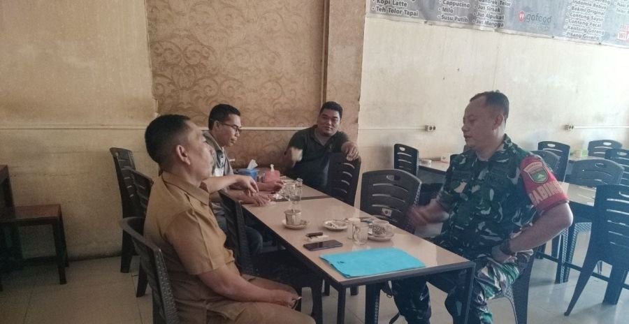 Babinsa Koramil 05/Sail Jalin Keakraban dengan Warga Melalui Komsos di Wilayah Binaan