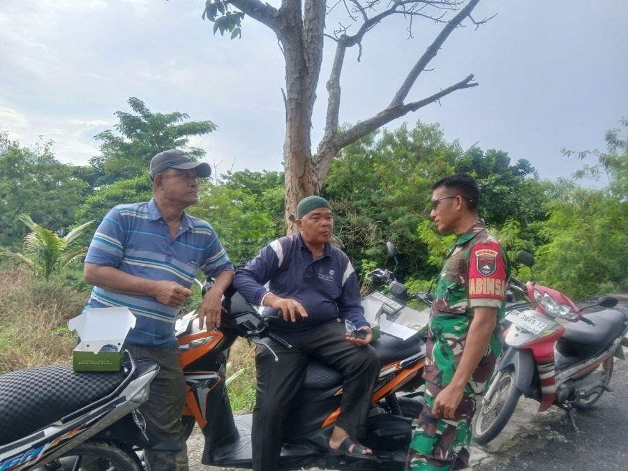 Babinsa Koramil 05/Sail Pererat Silaturahmi Lewat Bincang Santai Bersama Warga Sukamulia