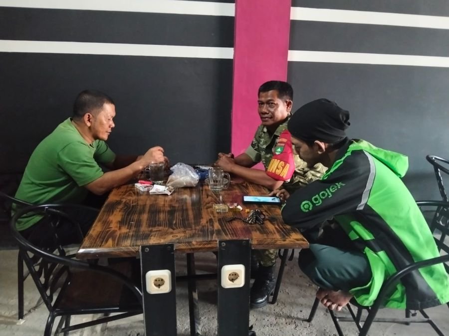 Babinsa Koramil 05/Sail Pererat Silaturahmi dengan Tokoh Pemuda dan Warga Melalui Komsos di Tangkera