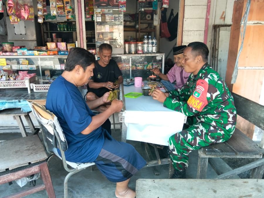 Babinsa Koramil 05/Sail Tingkatkan Kedekatan dengan Masyarakat Lewat Komsos