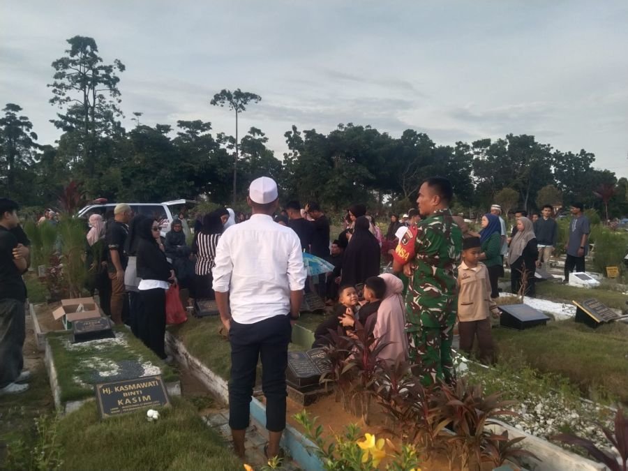 Babinsa Koramil 05/Sail Tunjukkan Kepedulian dengan Hadiri Prosesi Pemakaman Warga