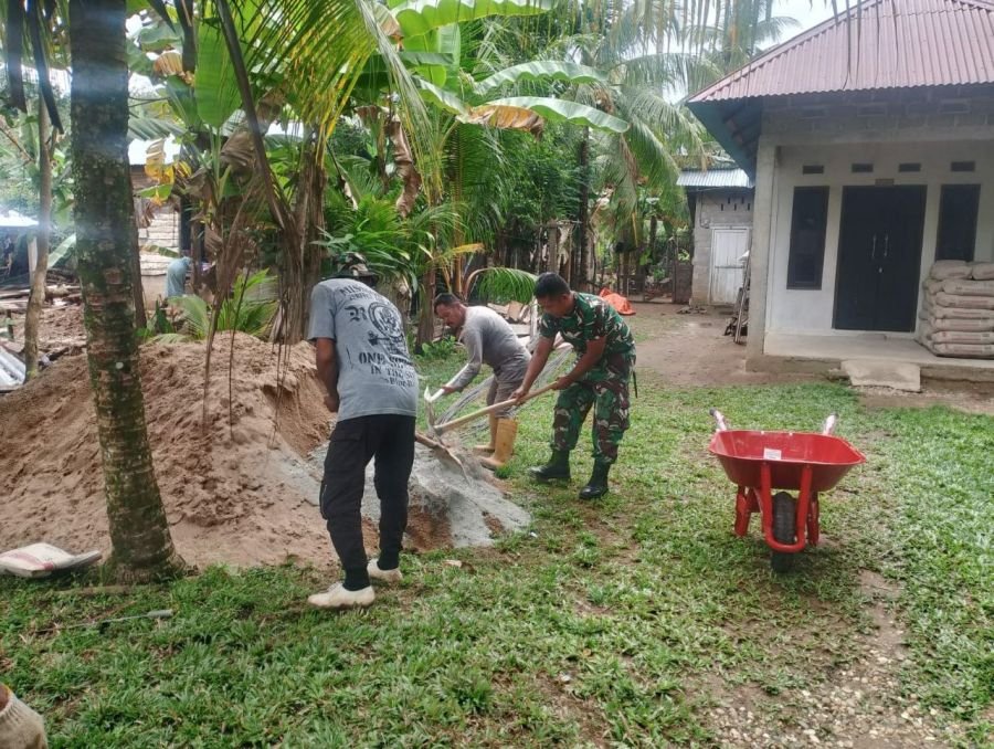 Babinsa Koramil 06 Cerenti Bantu Pembangunan Rumah Warga di Desa Teluk Pauh