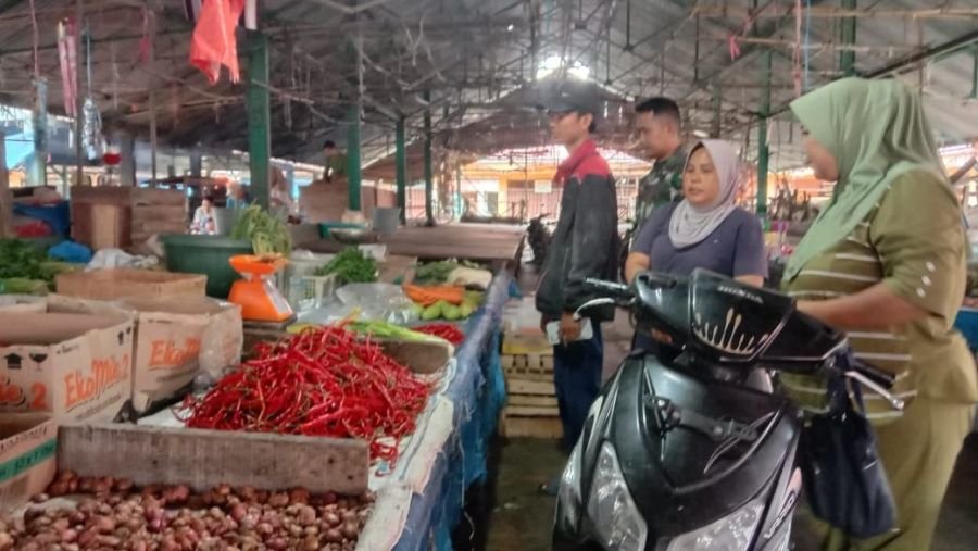 Babinsa Koramil 06 Cerenti Cek Harga Sembako di Pasar Harian Jelang Idul Adha