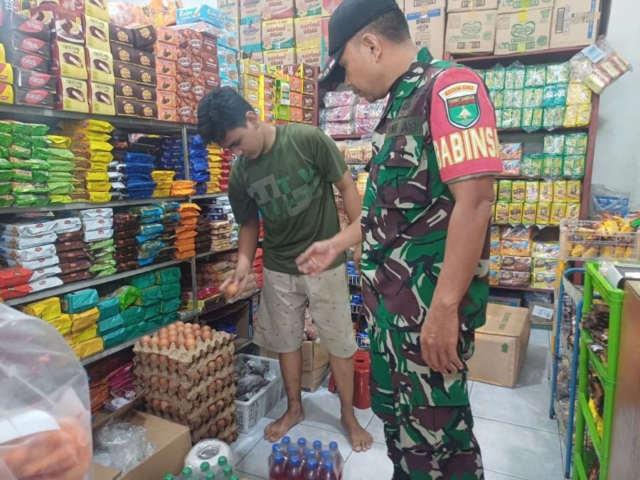 Babinsa Koramil 06 Cerenti Cek Harga Sembako Jelang Idul Adha di Pasar Inuman
