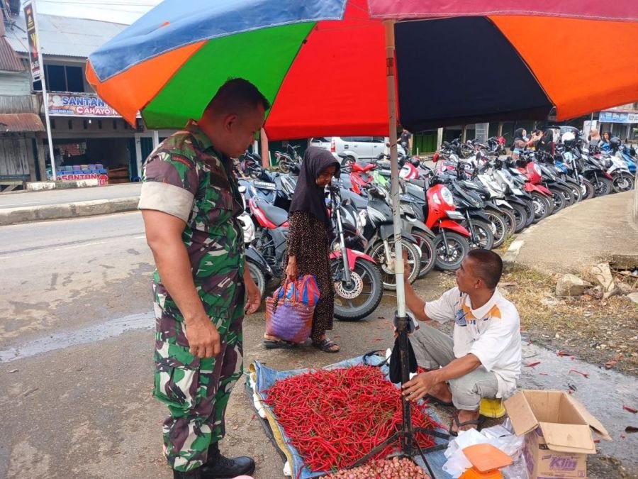 Babinsa Koramil 06 Cerenti Cek Harga Sembako Pasca Hari Raya Idul Adha