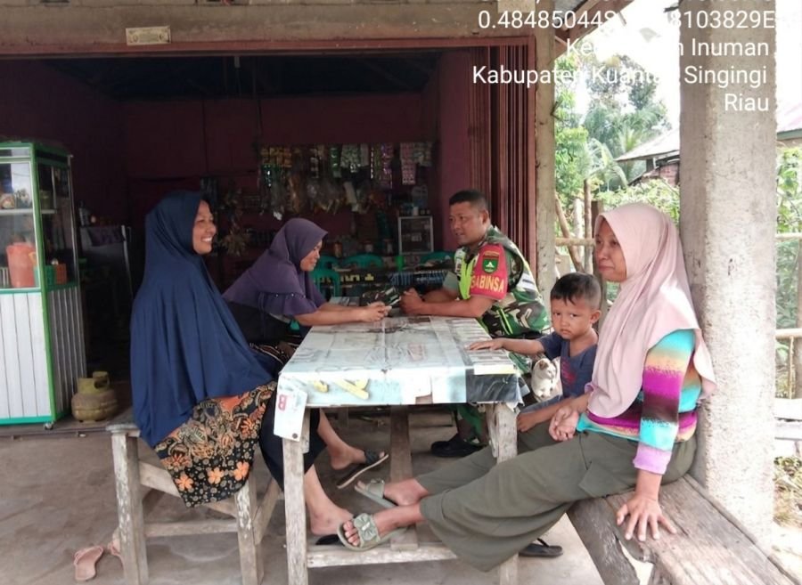 Babinsa Koramil 06 Cerenti Jalin Komsos Bersama Ibu-Ibu Desa Pulau Panjang Hilir