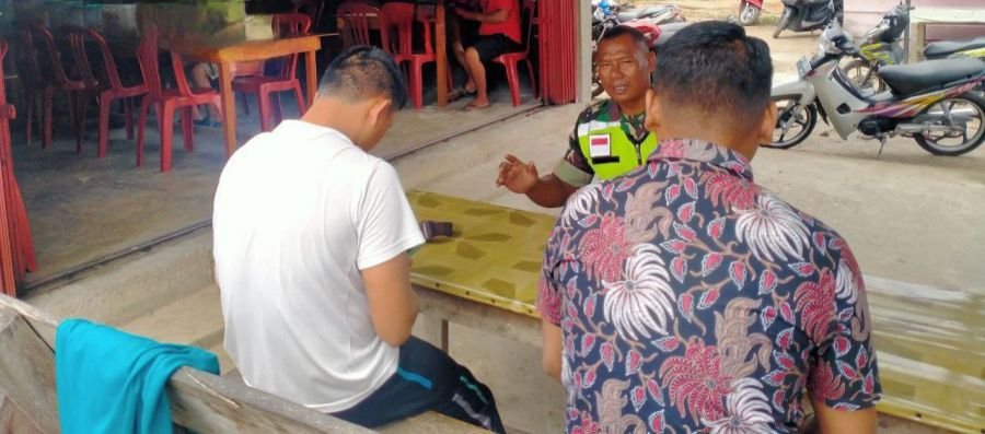 Babinsa Koramil 06 Cerenti Komsos di Warung Kopi, Bahas Cuaca Panas dengan Warga