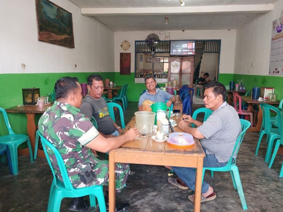 Babinsa Koramil 06 Cerenti Komsos di Kedai Kopi, Pererat Silaturahmi Hari Kedua Idul Adha