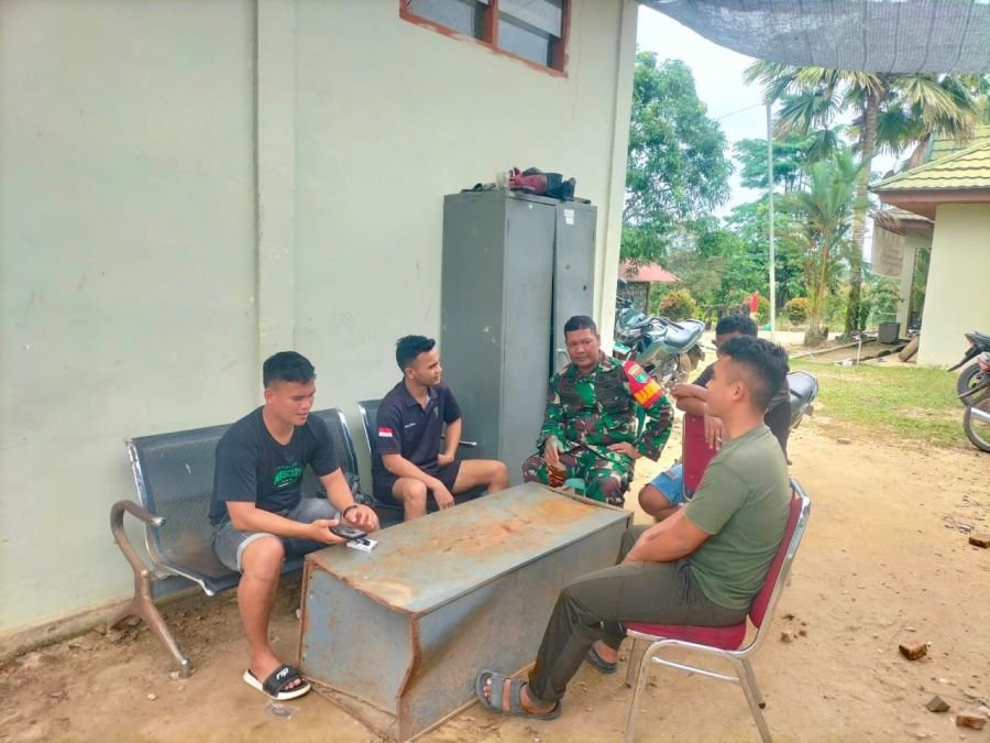 Babinsa Koramil 06 Cerenti Laksanakan Komsos Bersama Pemuda Desa Pulau Panjang Hulu