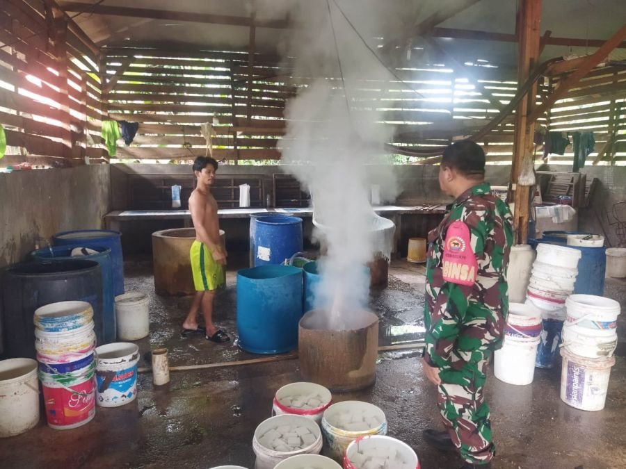 *Babinsa Koramil 06 Siak Hulu Datangi Pelaku UMKM, Beri Motivasi Tingkatkan Ekonomi Bersama Pengusah
