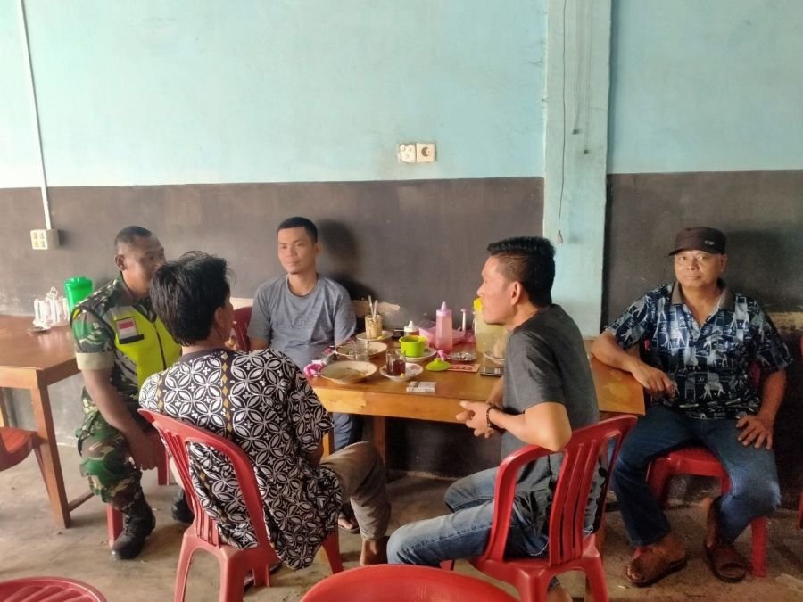 Babinsa Koramil 06/Cerenti Ajak Warga Jaga Keamanan Lingkungan Melalui Komsos di Kedai Kopi