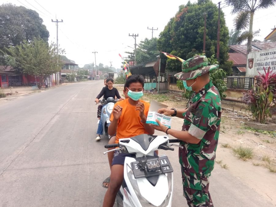 Babinsa Koramil 06/Cerenti Bagikan Masker Gratis kepada Warga