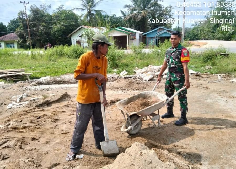 Babinsa Koramil 06/Cerenti Bantu Pembangunan Ruko Warga di Inuman
