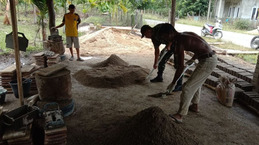 Babinsa Koramil 06/Cerenti Bantu Warga Membuat Batako untuk Pembangunan Rumah