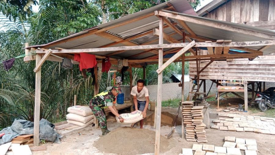 Babinsa Koramil 06/Cerenti Bantu Warga Angkat Pasir untuk Pembangunan Rumah di Desa Lebuh Lurus