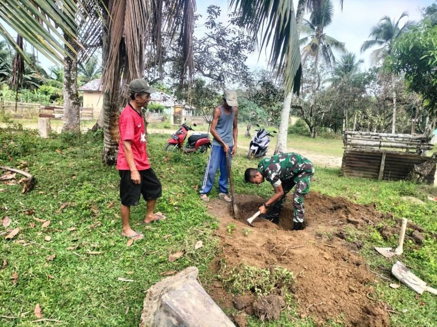 Babinsa Koramil 06/Cerenti Bantu Warga Gali Sumur Bor, Wujud Kepedulian TNI