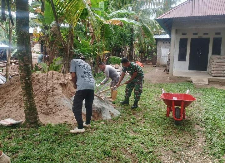 Babinsa Koramil 06/Cerenti Bantu Warga Bangun Rumah, Wujud Nyata Sinergi TNI dan Rakyat