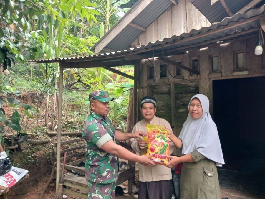 Babinsa Koramil 06/Cerenti Berbagi Rezeki di Hari Jumat, Wujud Kepedulian kepada Warga Desa Binaan