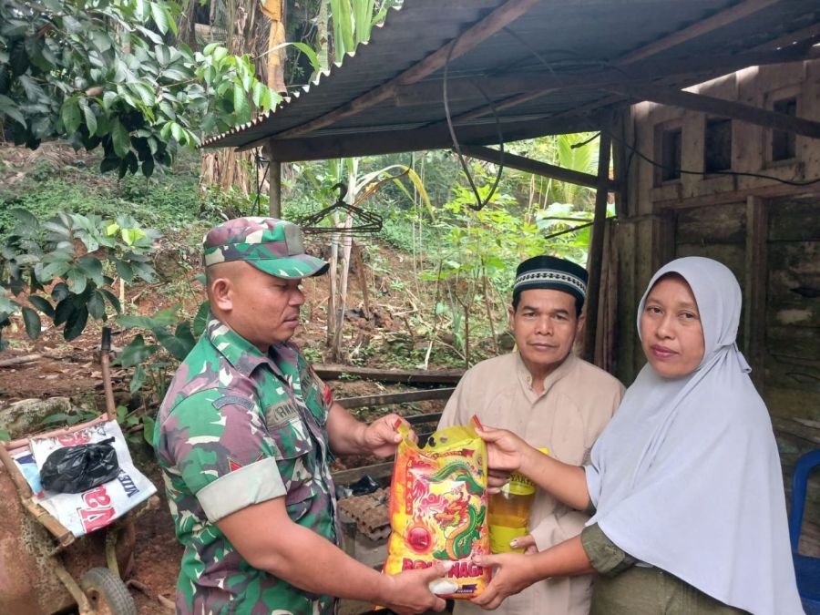 Babinsa Koramil 06/Cerenti Berikan Bantuan Sembako kepada Warga Desa Pasar Inuman