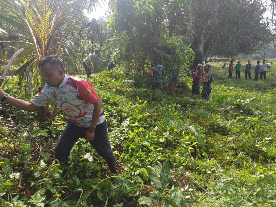 Babinsa Koramil 06/Cerenti Bersama Warga Gotong Royong Bersihkan Tepi Aliran Sungai