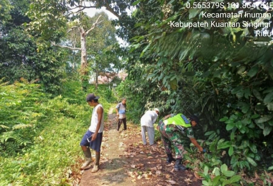 Babinsa Koramil 06/Cerenti Bersama Warga Gotong Royong Bersihkan Jalan Desa