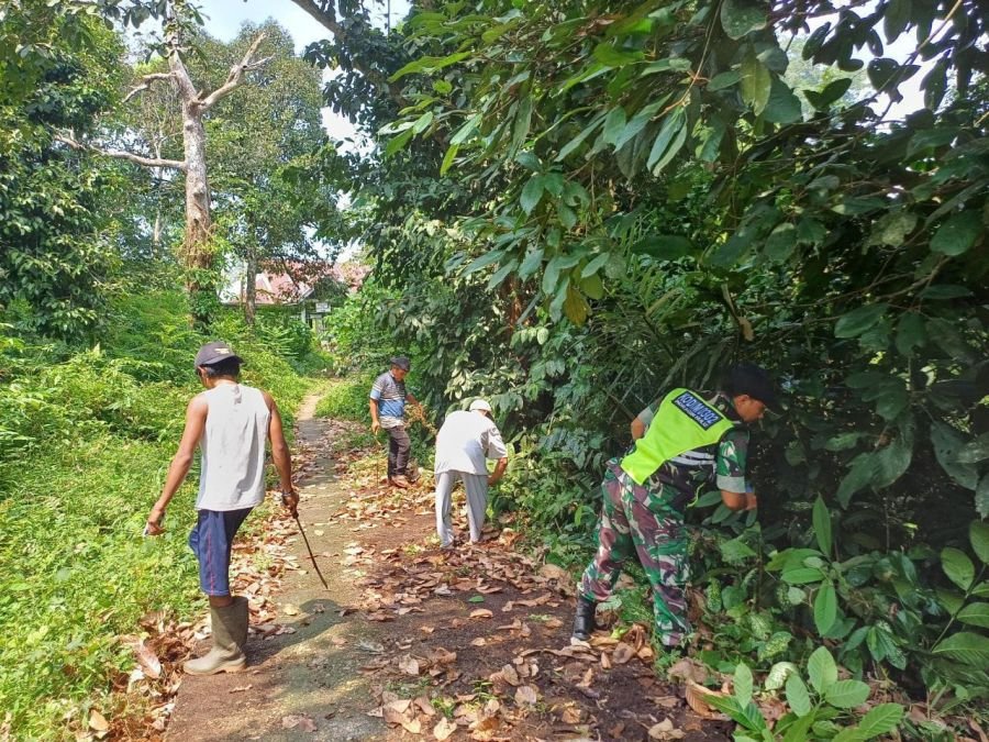 Babinsa Koramil 06/Cerenti Bersama Warga Gotong Royong Bersihkan Pinggir Jalan Desa Pulau Jambu