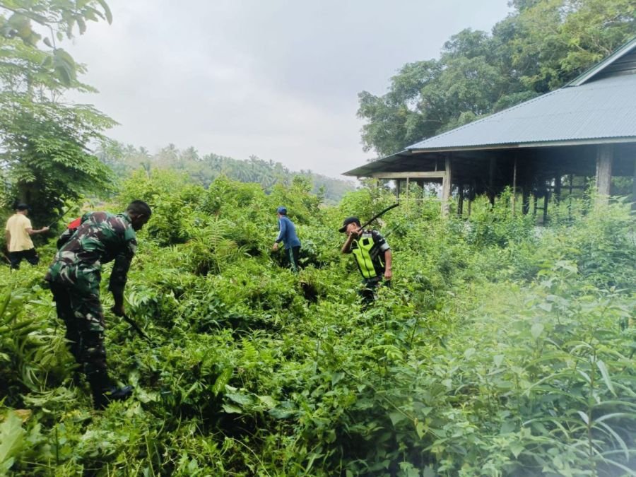 Babinsa Koramil 06/Cerenti Bersama Warga Gotong Royong Bersihkan Lingkungan Desa Tanjung Medan