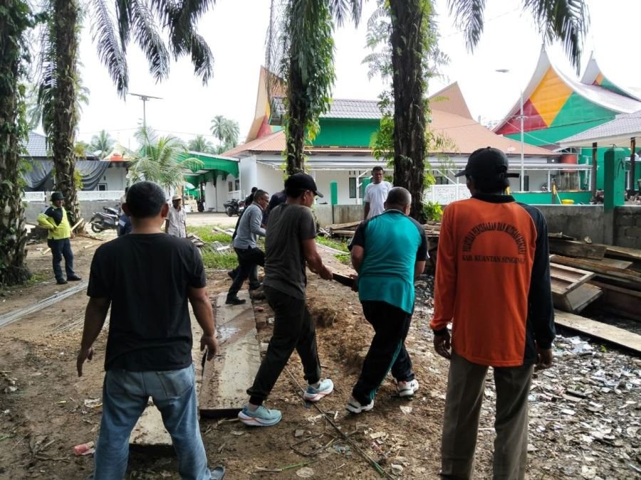 Babinsa Koramil 06/Cerenti Bersama Warga Gotong Royong Bersihkan Lingkungan Desa
