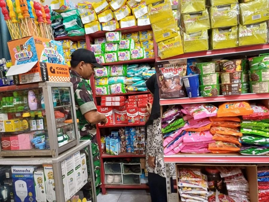 Babinsa Koramil 06/Cerenti Cek Harga Sembako di Desa Pasar Inuman