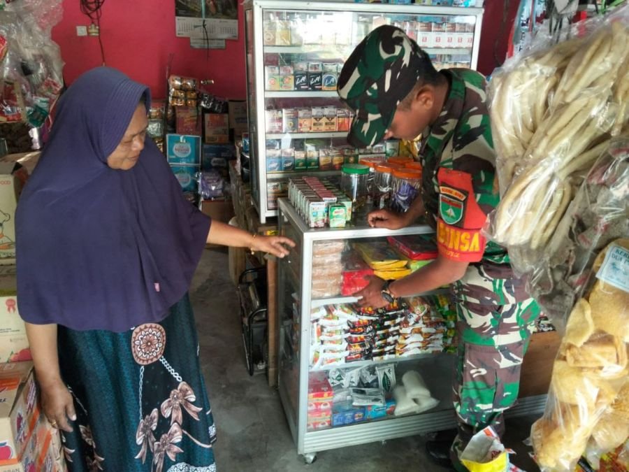 Babinsa Koramil 06/Cerenti Cek Harga Sembako di Warung Warga Desa Pesikaian