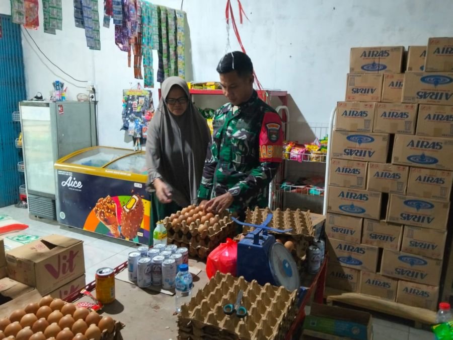 Babinsa Koramil 06/Cerenti Cek Harga Kebutuhan Pokok di Desa Seberang Pulau Busuk