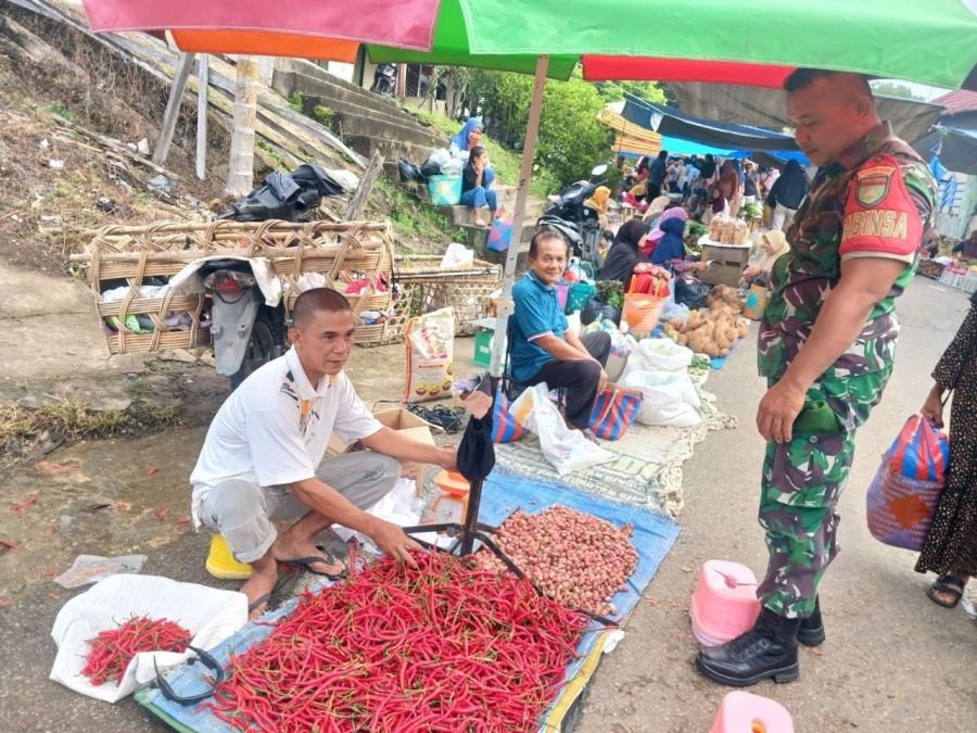 BABINSA KORAMIL 06/CERENTI CEK HARGA SEMBAKO DI PASAR TRADISIONAL KECAMATAN CERENTI