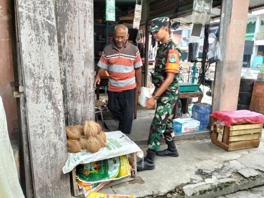 Babinsa Koramil 06/Cerenti Cek Harga Kebutuhan Sehari-hari di Warung Warga Desa Pulau Panjang