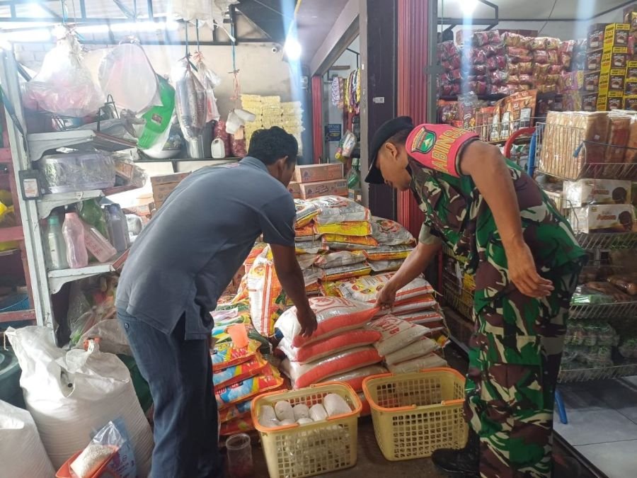 Babinsa Koramil 06/Cerenti Cek Ketersediaan dan Harga Sembako di Desa Pasar Inuman