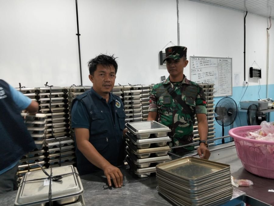 Babinsa Koramil 06/Cerenti Dampingi Penyaluran Makan Bergizi Gratis kepada 1.708 Pelajar.