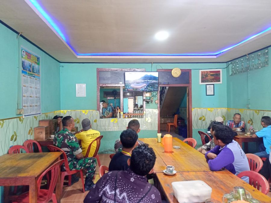 Babinsa Koramil 06/Cerenti Gelar Nobar Piala Dunia 2026 Bersama Masyarakat di Kedai Kopi Abil