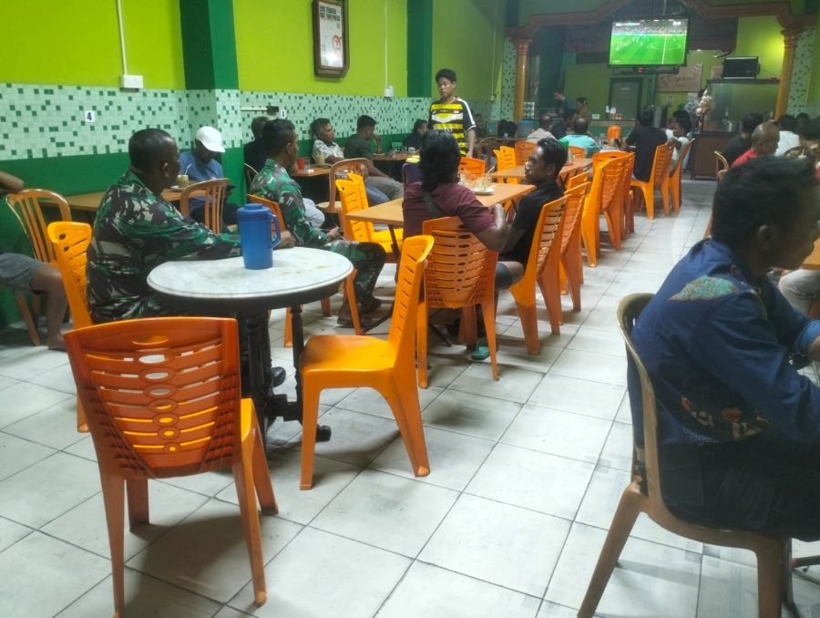 Babinsa Koramil 06/Cerenti Gelar Nobar Piala Dunia 2026 Bersama Warga Cerenti