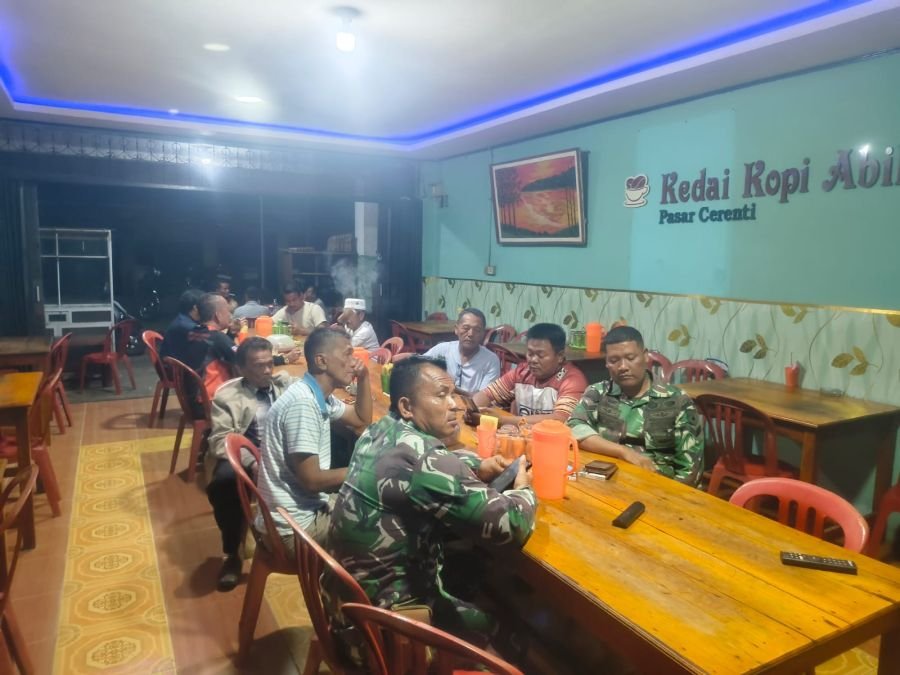 Babinsa Koramil 06/Cerenti Gelar Nobar Perempat Final Piala Dunia 2026 Bersama Masyarakat